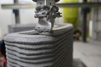 Der zementfreie Druckmörtel muss ein thixotropes Verhalten aufweisen, das heißt, solange dem Material Energie zugeführt wird, ist es verformbar und pumpbar, ohne Energiezufuhr hingegen ist es standfest. 