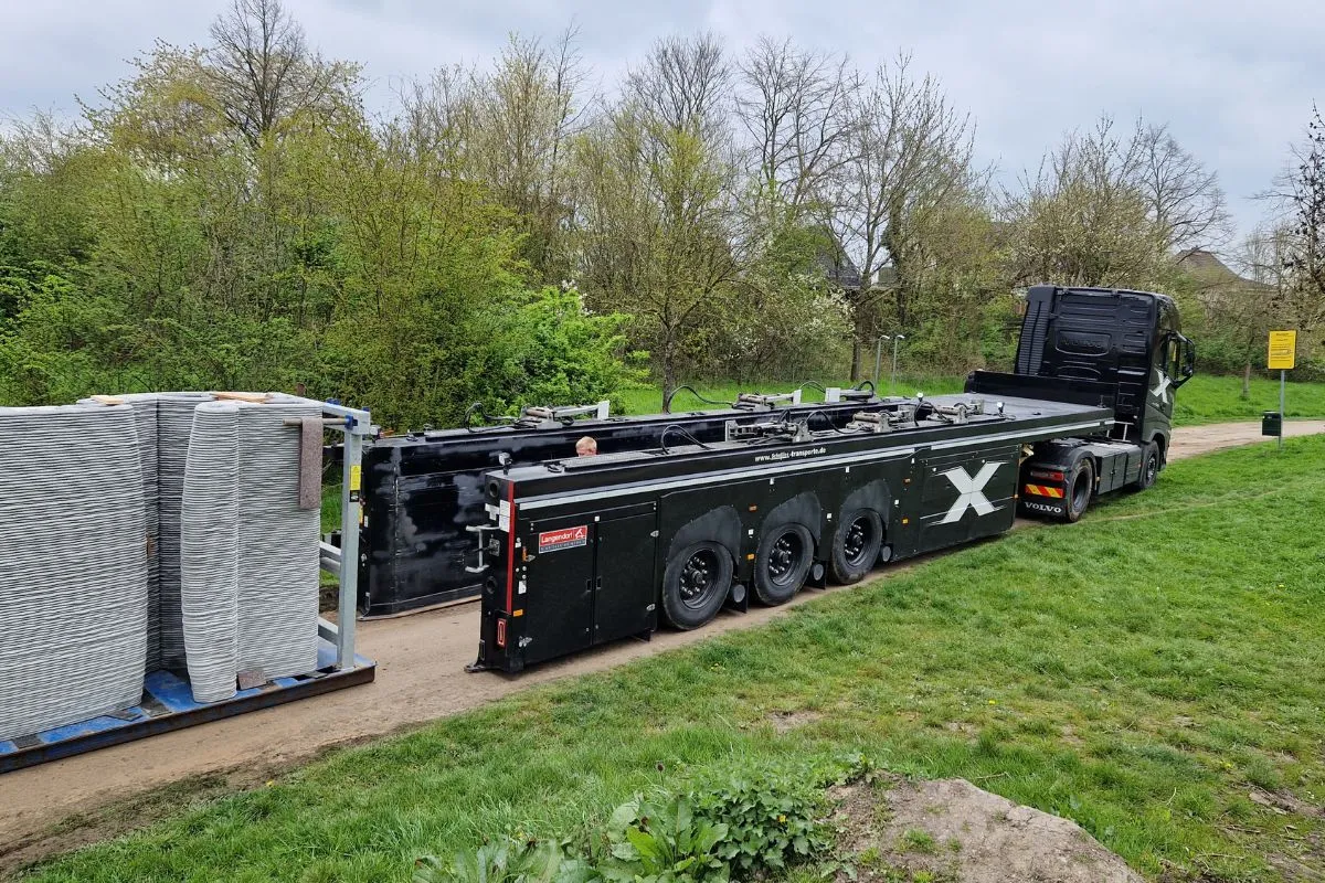 Der Transport der Einzelsegmente erfolgte mit einem geschlossenen Innenbordlader zum Einsatzort in Beckum.