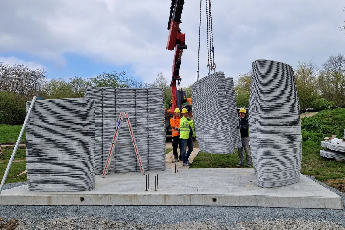 Auf der Baustelle mussten die Fertigteile nur noch auf die Betonfertigteilplatte gestellt und mit Ankern untereinander verbunden werden. 