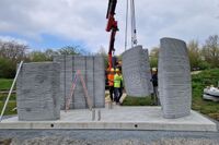 Auf der Baustelle mussten die Fertigteile nur noch auf die Betonfertigteilplatte gestellt und mit Ankern untereinander verbunden werden. 