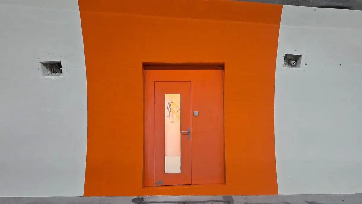 Blick auf sicherheitsrelevante Bereiche in reinorange