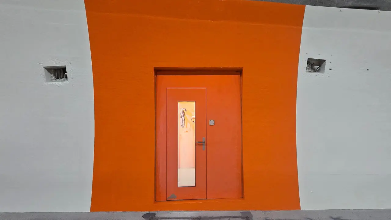 Blick auf sicherheitsrelevante Bereiche in reinorange