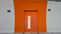 Blick auf sicherheitsrelevante Bereiche in reinorange