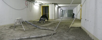 Einbau des ternären, spannungsarmen Schnellzements MC-Floor TurboCem in einem Versorgungstunnel der Charité Berlin.© MC-Bauchemie 2025
