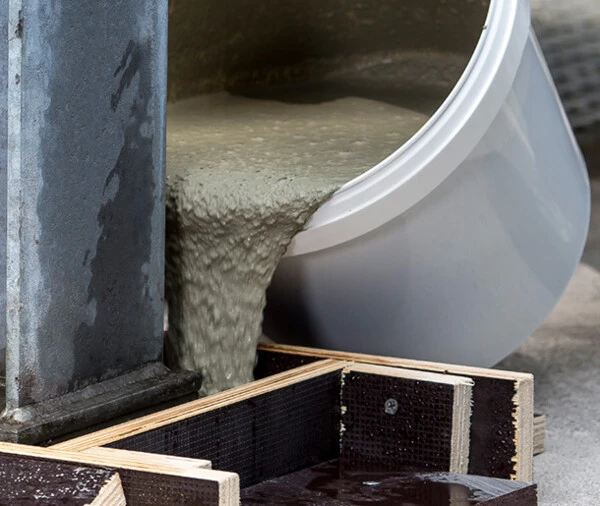Beton wird in Schalung gegossen