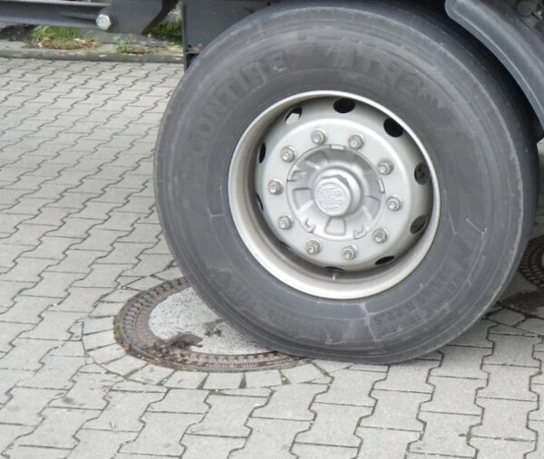 LKW-Reifen auf Pflastersteinen
