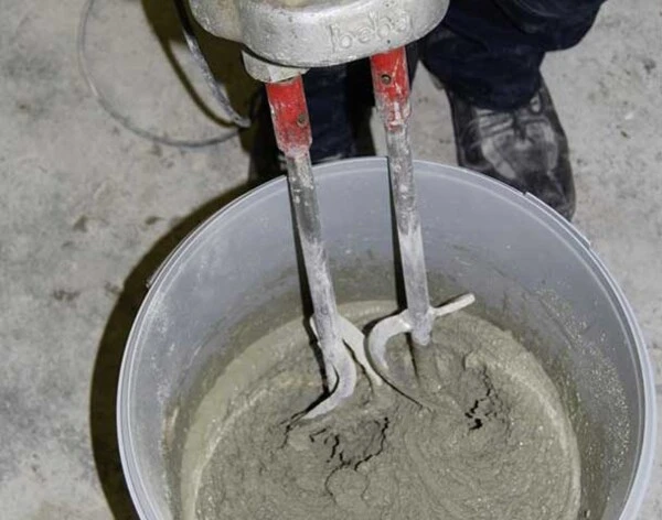 Beton wird im Eimer anger&uuml;hrt
