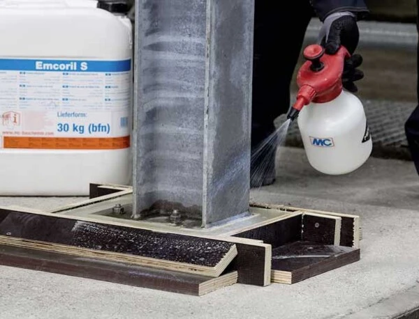 Betonfl&auml;che wird mit Flasche vorgen&auml;sst