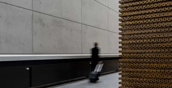 Blick auf eine Wand aus Sichbeton