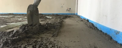 Typischer Einbau eines erdfeuchten Estrichs&copy; MC-Bauchemie 2025