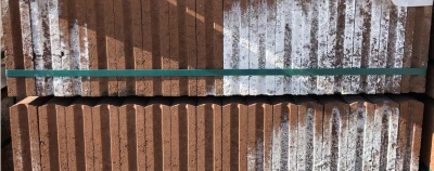 Die auf Betonoberflächen wachsenden Kristalle ähneln häufig kleinen weißen Blüten.© MC-Bauchemie 2025