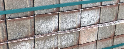 Die auf Betonoberflächen wachsenden Kristalle ähneln häufig kleinen weißen Blüten.© MC-Bauchemie 2025