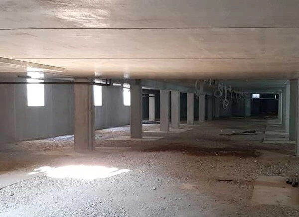 Leere Tiefgarage im Bauprozess