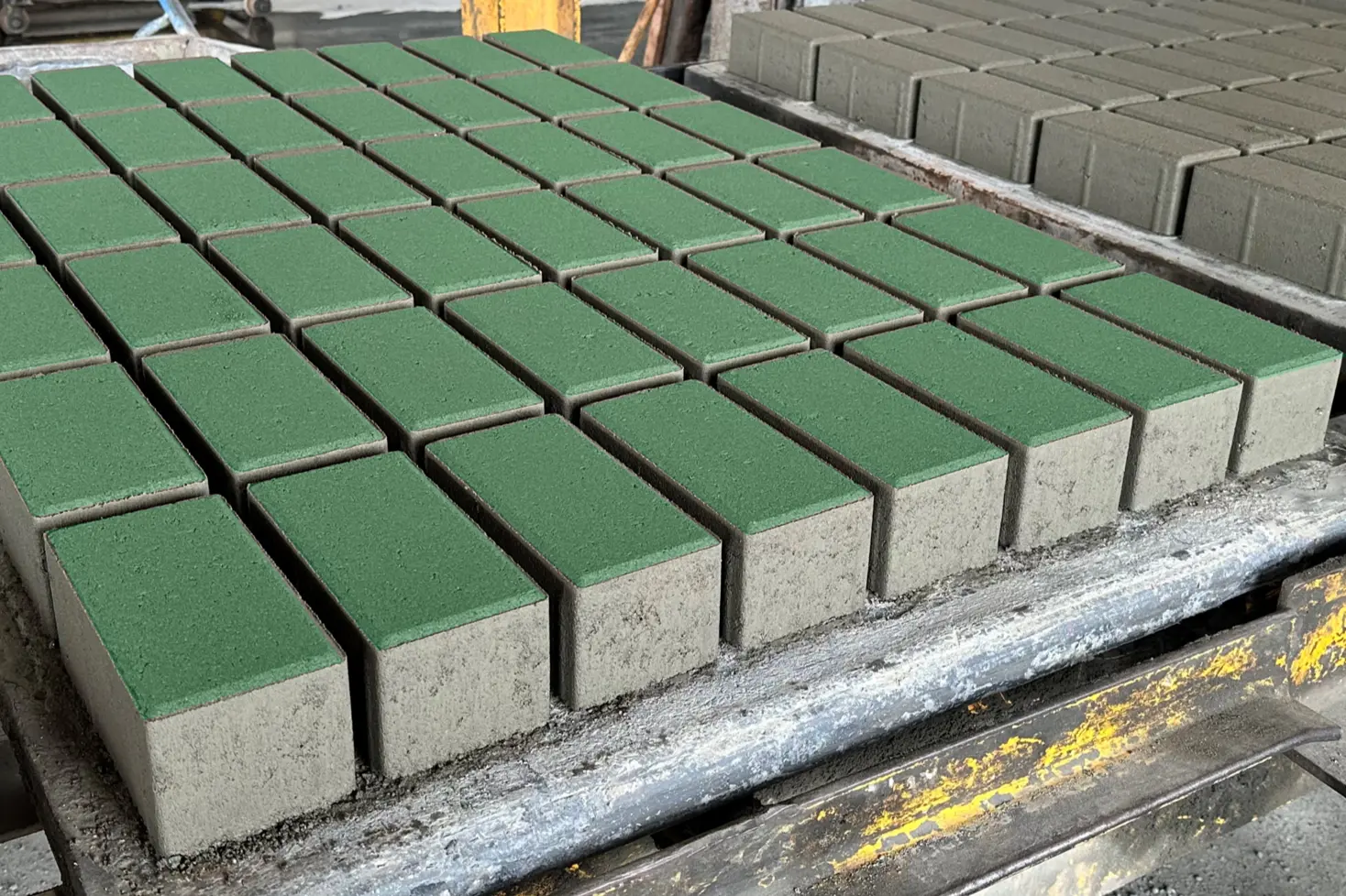 Befüllhilfen für erdfeuchten Beton