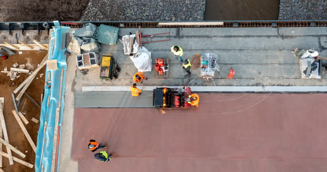 Vogelperspektive vom Aufbrennen der Schweißbahnen