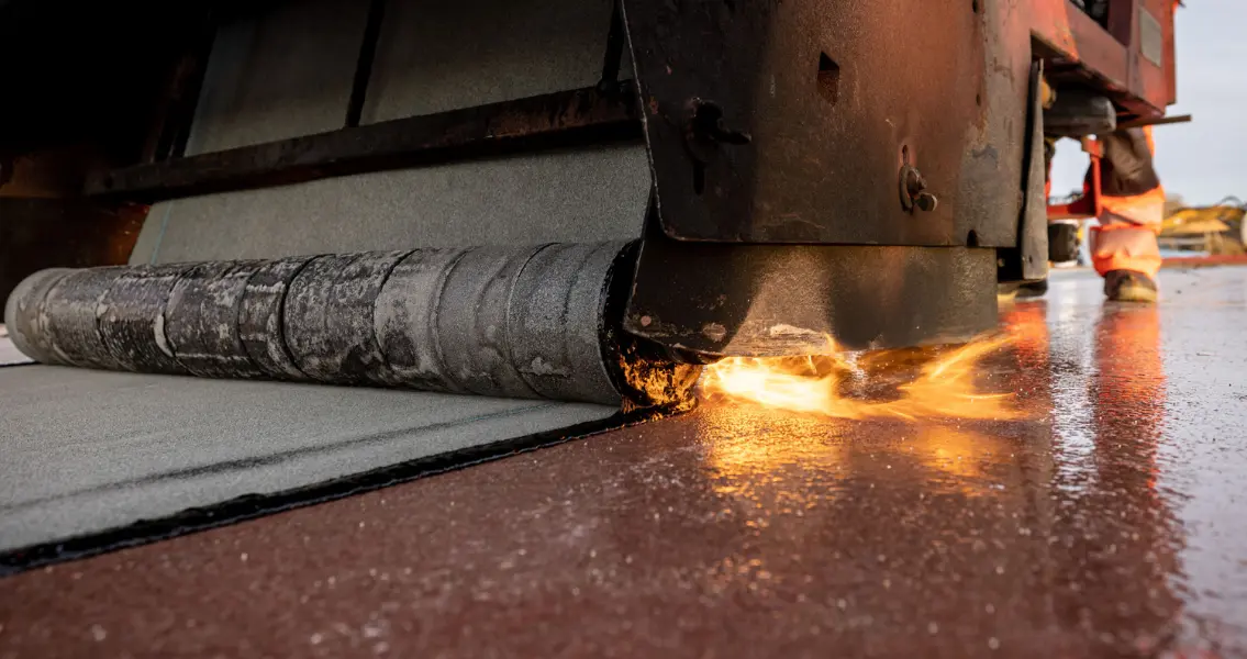 Nahaufnahme vom Aufbrennen der Schweißbahnen