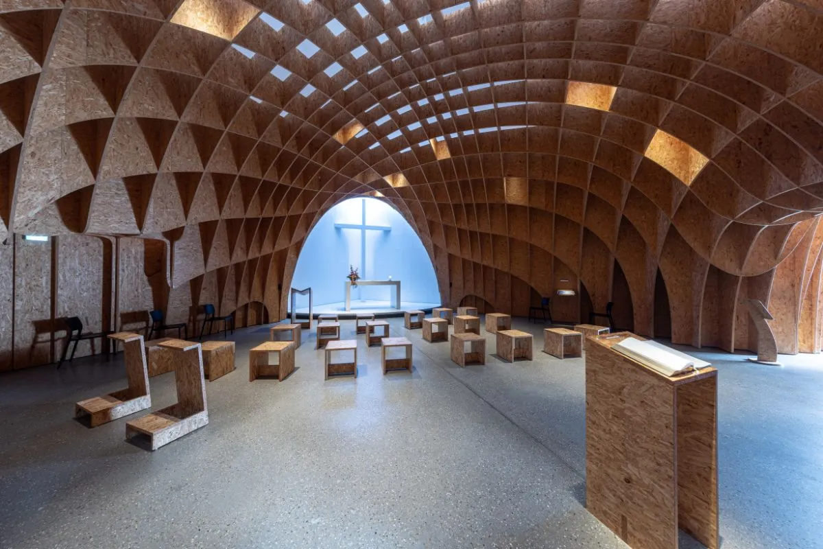 Im Innern entstand ein einzigartiger Ort für Besinnung und Gebet, insbesondere durch die imposante Innenkuppel aus Holz.