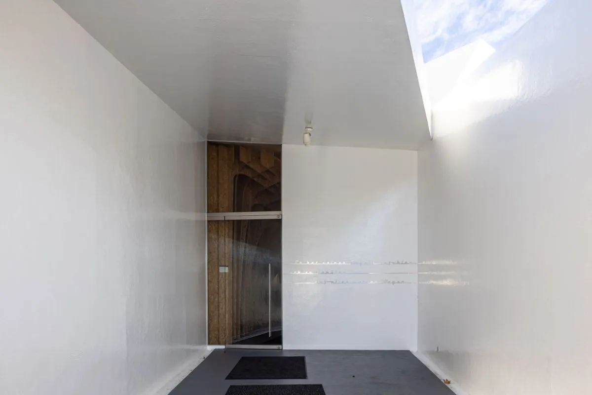 Auch der Eingangsbereich zur Kapelle wurde, bis auf den grauen Boden, komplett weiß beschichtet.