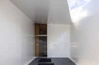 Auch der Eingangsbereich zur Kapelle wurde, bis auf den grauen Boden, komplett weiß beschichtet.