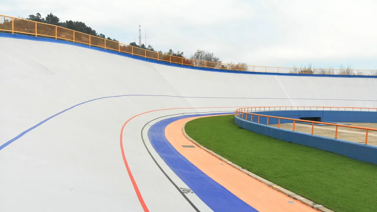 MC-DUR TopSpeed, das Hochgeschwindigkeits-Beschichtungssystem von MC, ermöglicht die Verlegung von Bodenbelägen innerhalb weniger Stunden, selbst unter widrigen Bedingungen wie hoher Luftfeuchtigkeit, Feuchtigkeit im Untergrund und einem breiten Temperaturbereich von 2 bis 35 °C.