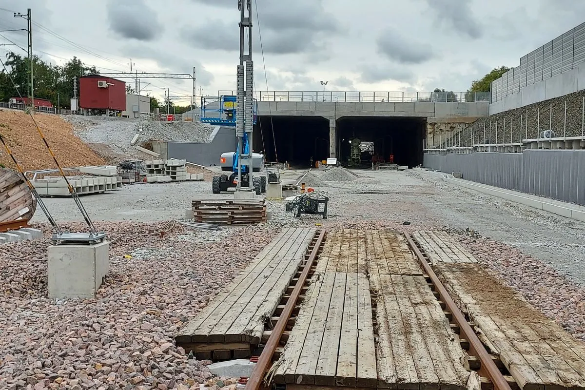 Blick auf die Tunneleinfahrt vor dem Bahnhof von Åkarp