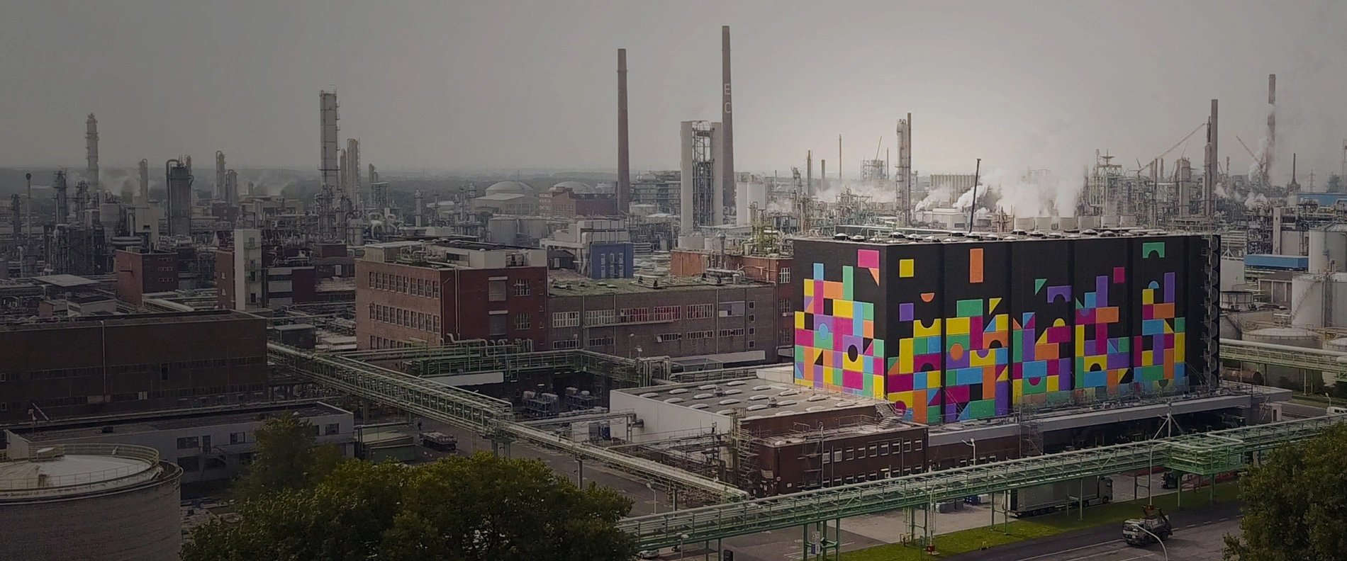 Für die farbenfrohe Strahlkraft am Hochregallager der Covestro in Dormagen sorgt ein hochwertiger Oberflächenschutz der MC