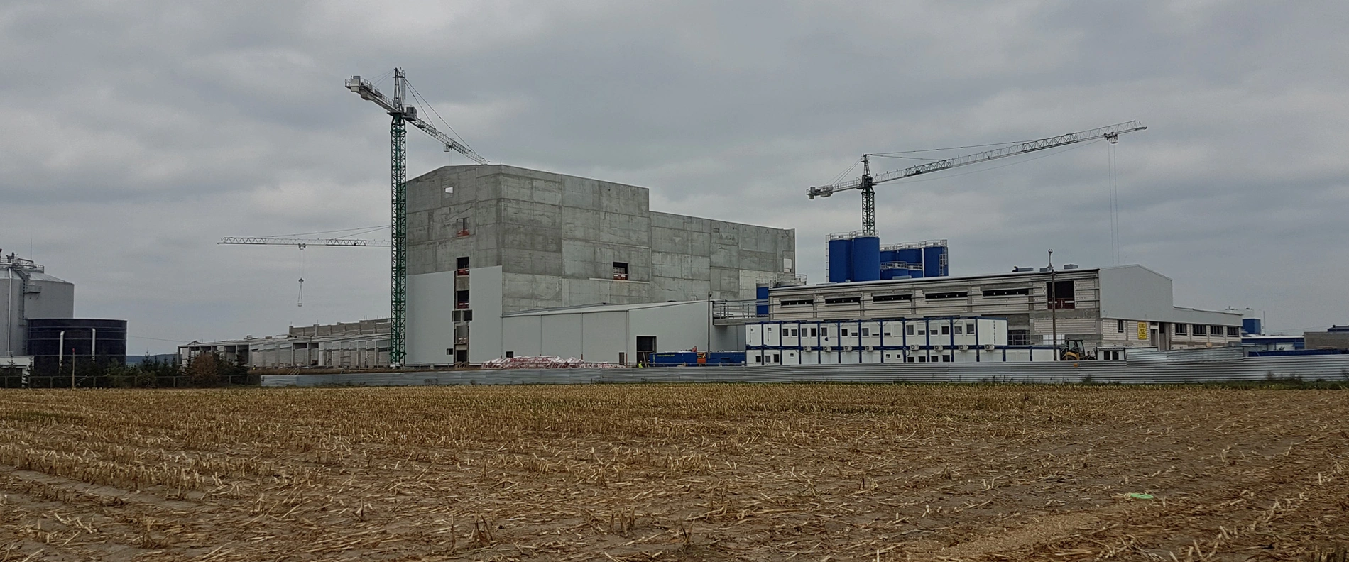 Für die hygienisch und optisch anspruchsvolle Beschichtung von Wand- und Deckenflächen des Molkereiunternehmen Mlekovita entschied man sich für Produkte der MC.