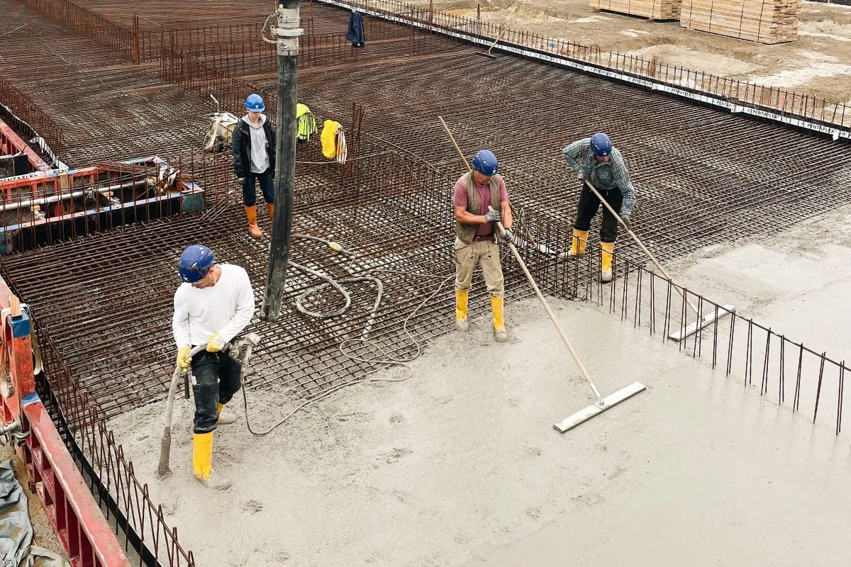 Die Gebäude werden auf einem Stahlbetonsockel aus Geopolymerbeton errichtet. 