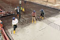 Die Gebäude werden auf einem Stahlbetonsockel aus Geopolymerbeton errichtet. 