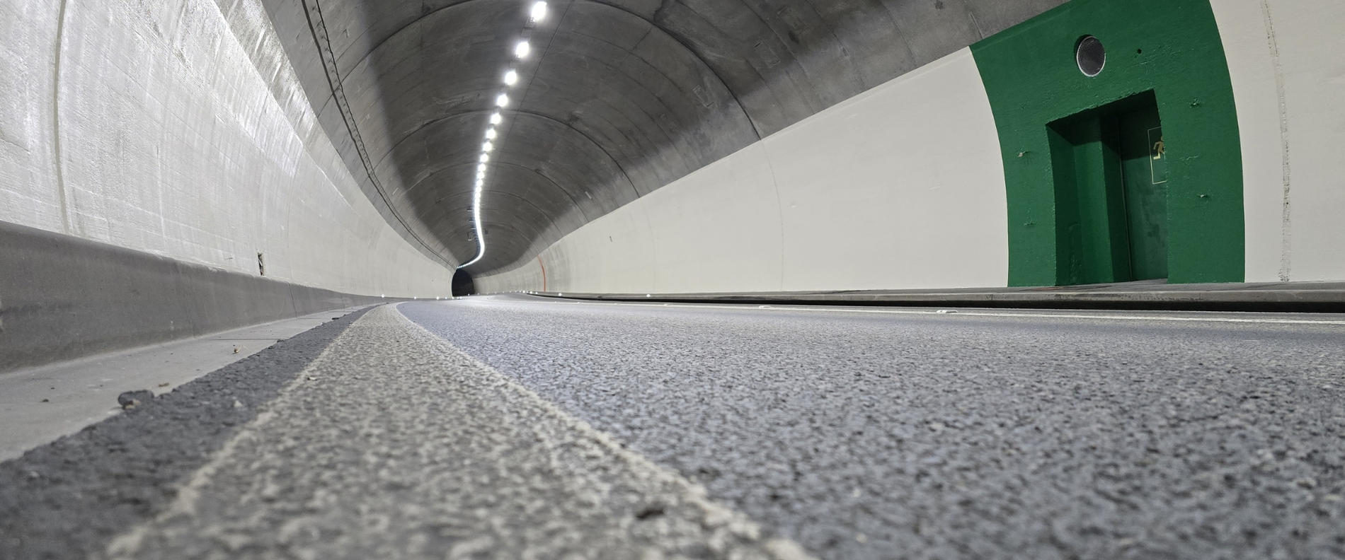 Blick von Bodenhöhe auf den neu beschichteten Tunnel Wihalden