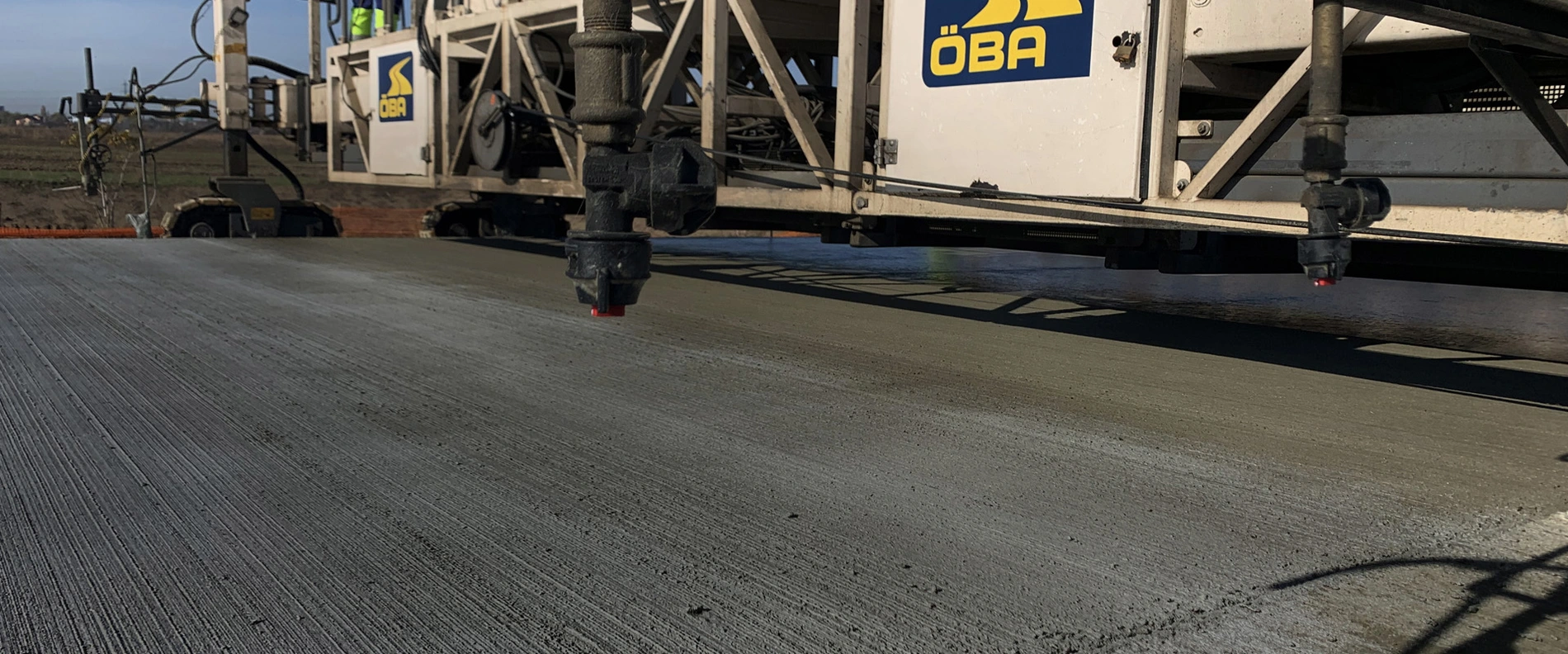 Blick auf den Bau einer Umgehungsstraße aus Beton in Rumänien