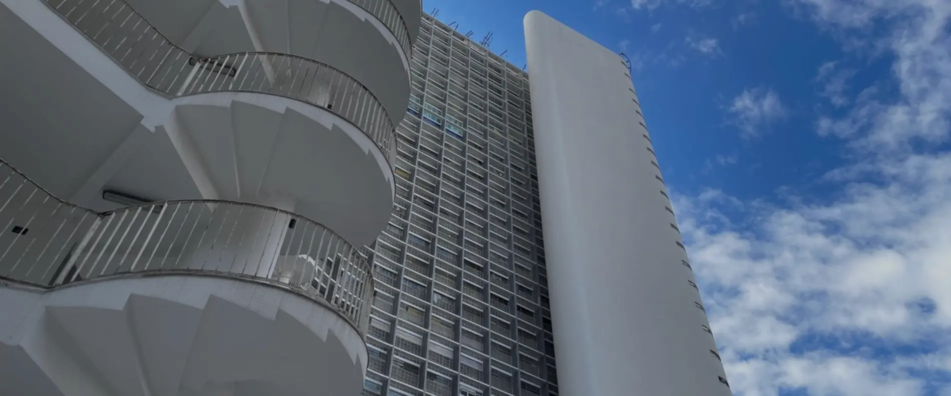 Blick von unten auf das Gebäude