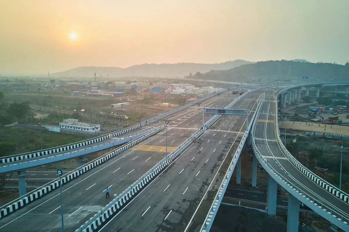 Am 12. Januar 2024 wurde die längste Meeresbrücke Indiens nach einer großen feierlichen Zeremonie für den Verkehr freigegeben.