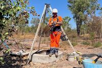 Die Arbeiter werden von extra angeheuerten Wildnis-Ranger vor Schlangen, Dingos und Krokodilen beschützt.