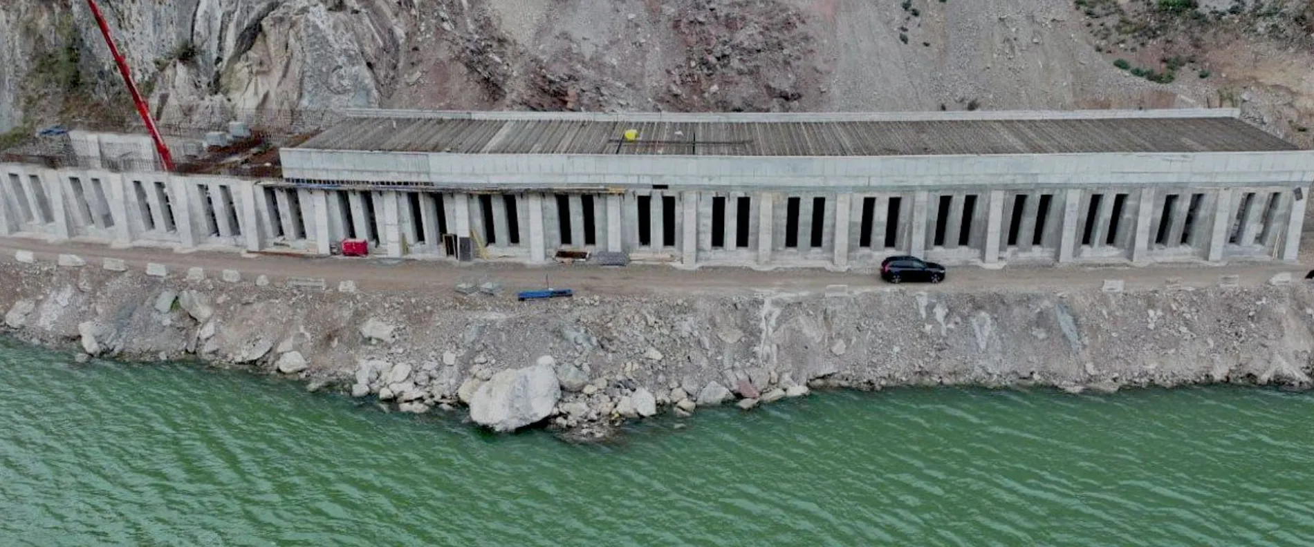 Luftaufnahme eines Tunnels als Schutz vor Felsstürzen in Rumänien