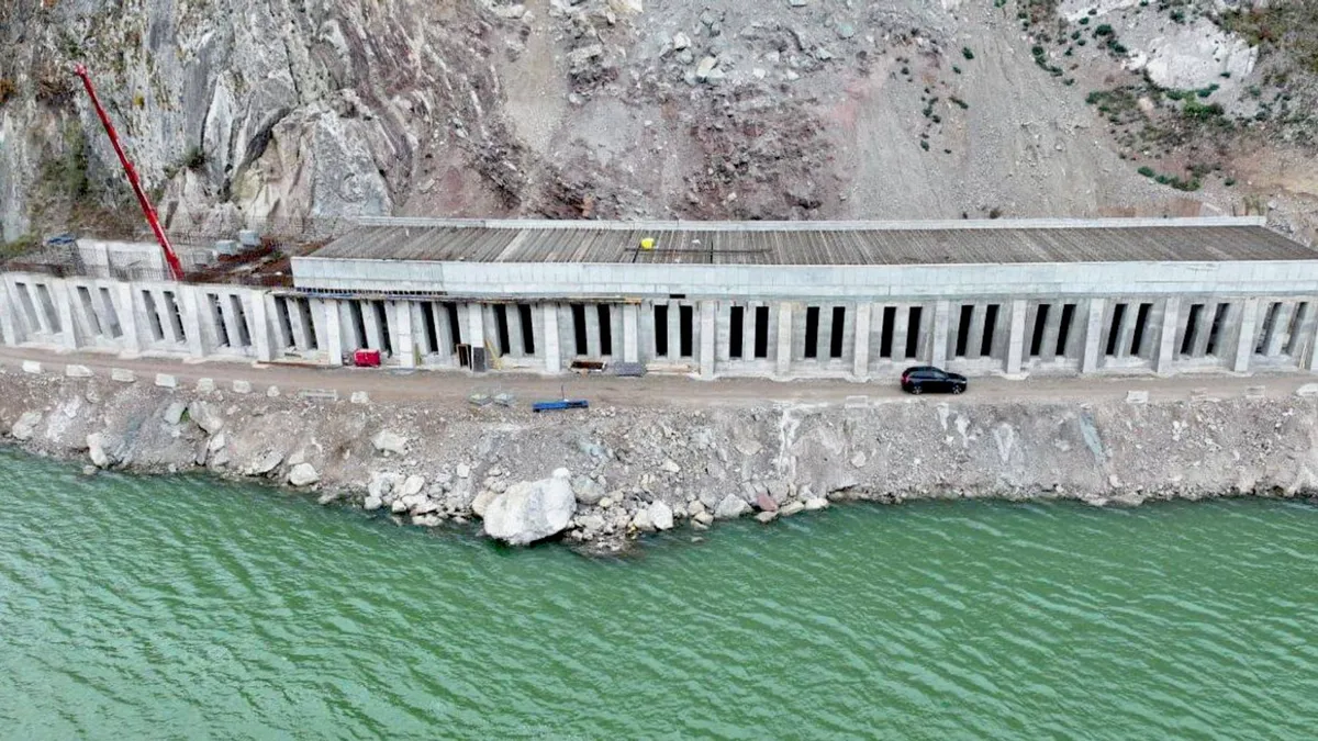 110 m Schutz: Die neue Felssturzgalerie entlang der DN 57 bei Berzasca verbessert nachhaltig die Sicherheit im Donaudurchbruch.