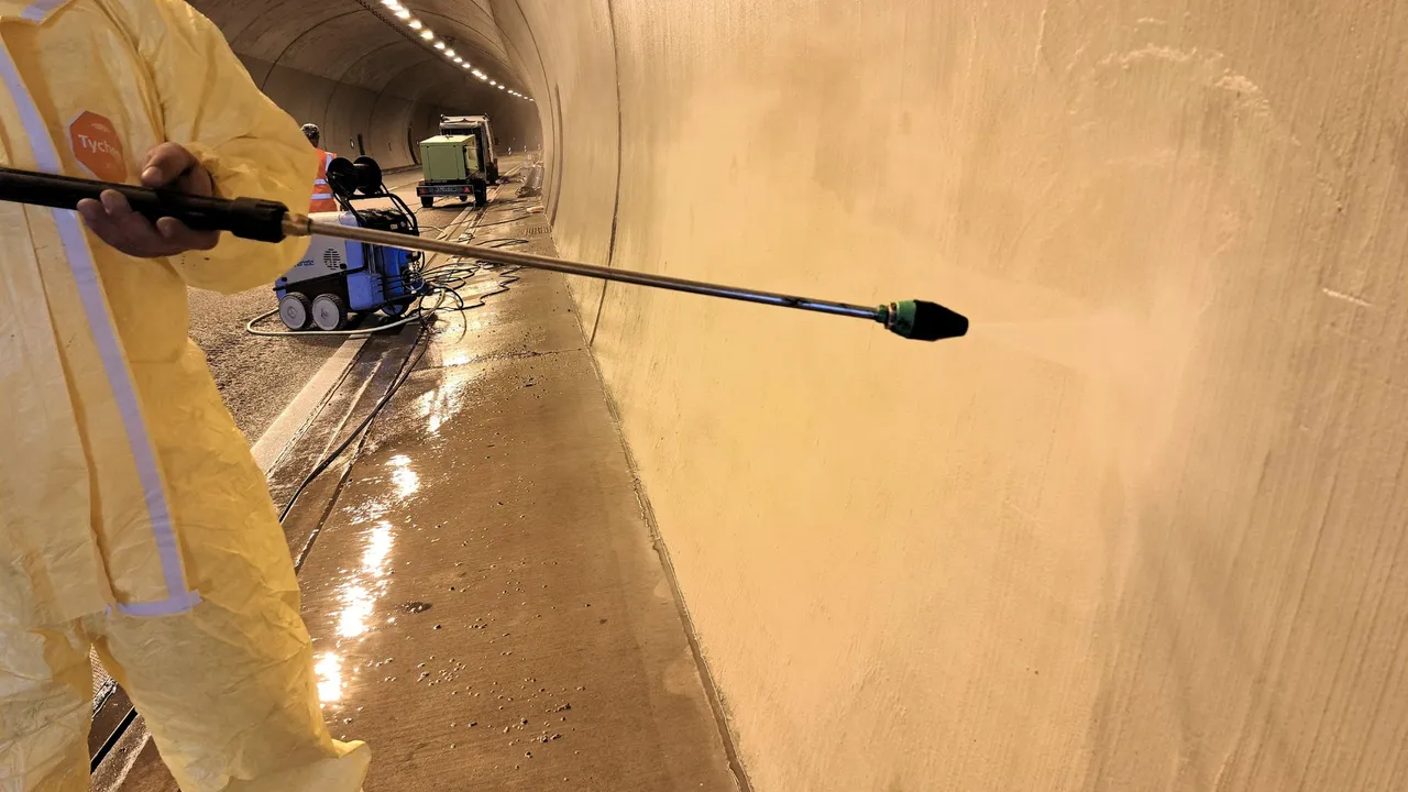 Der Oberflächenschutz MC-Color T 21 wird aufgesprüht.