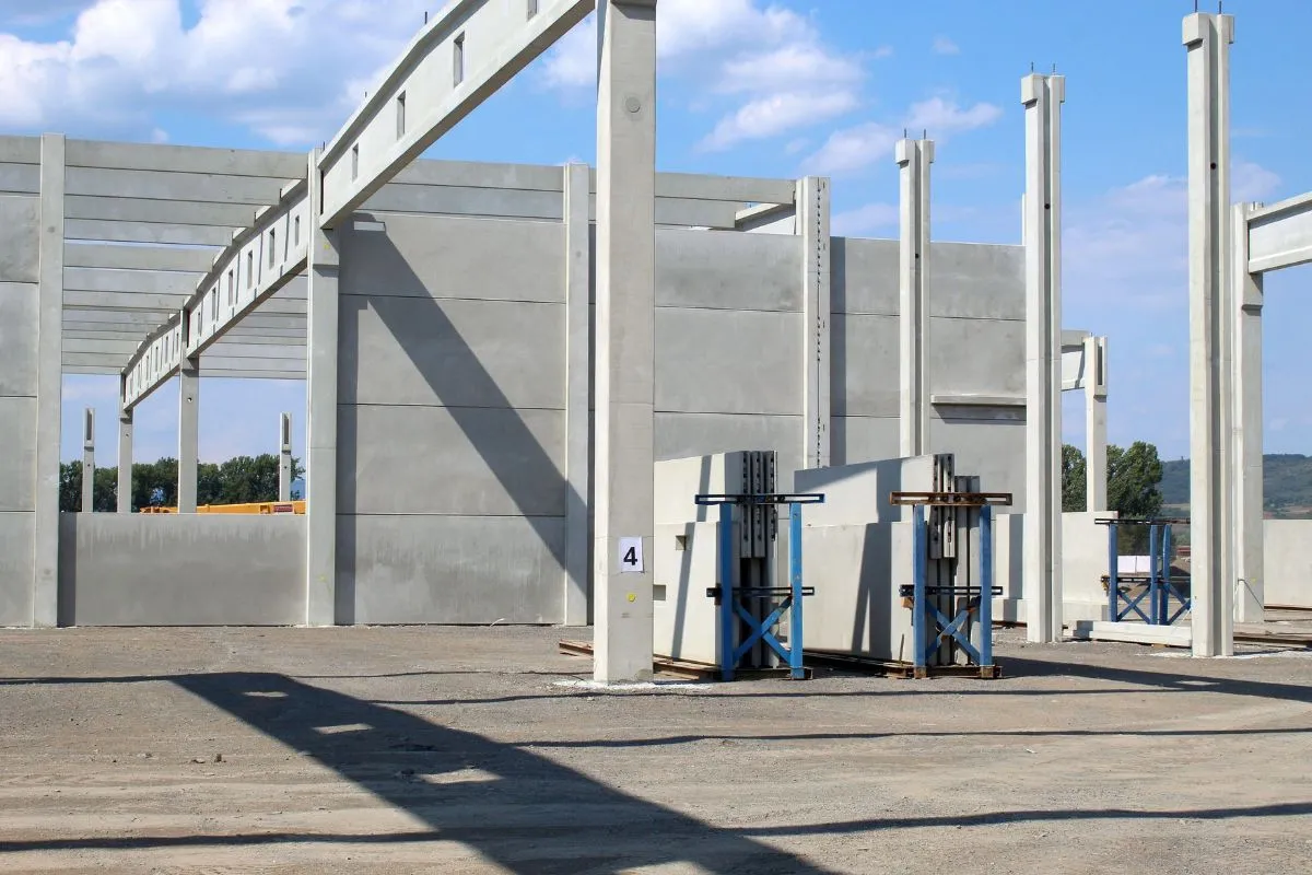 Ein Blick auf die Betonfertigteile der Baustelle in der Slowakei