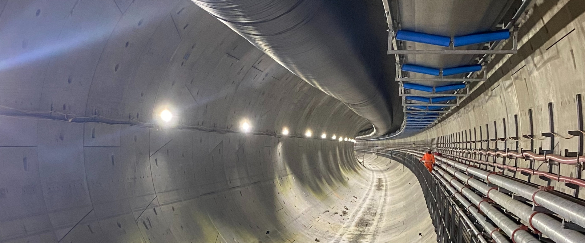 Ein Arbeiter, der im großen Tunnel des HS2-Projekts steht.