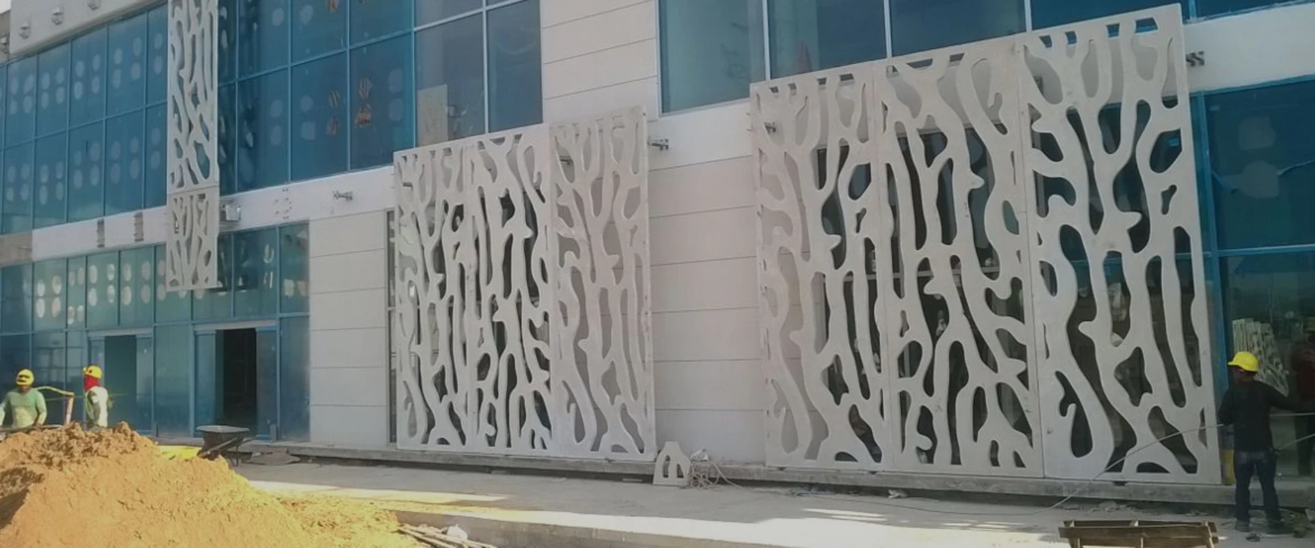 MC lieferte Hochleistungsfließmittel für die Herstellung von ästhetisch ansprechenden Fassadenelementen für den Flughafen von Santa Marta, Kolumbien.