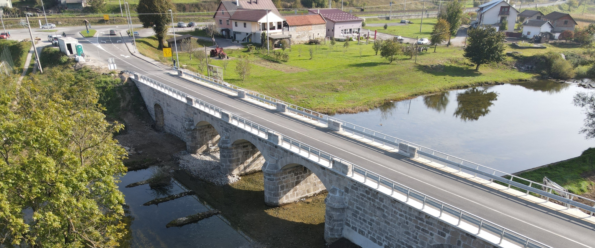 Blick auf die Mollinary-Steinbrücke und den Fluss Dobra