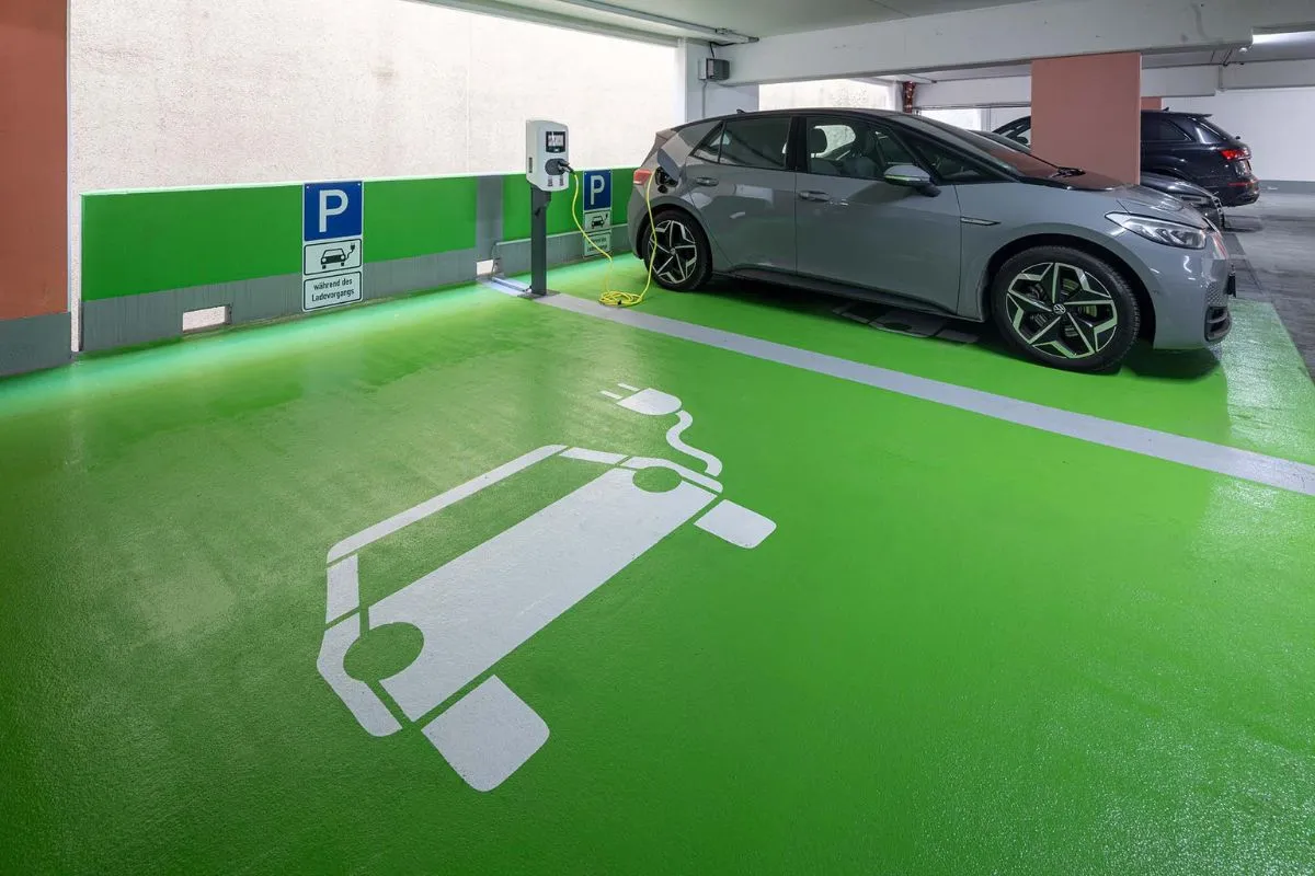 Von 2022 bis 2026 werden 50 E-Ladeplätze mit MC-DUR TopSpeed Oberflächenschutzsystem 8 beschichtet.