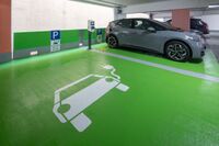 Von 2022 bis 2026 werden 50 E-Ladeplätze mit MC-DUR TopSpeed Oberflächenschutzsystem 8 beschichtet.