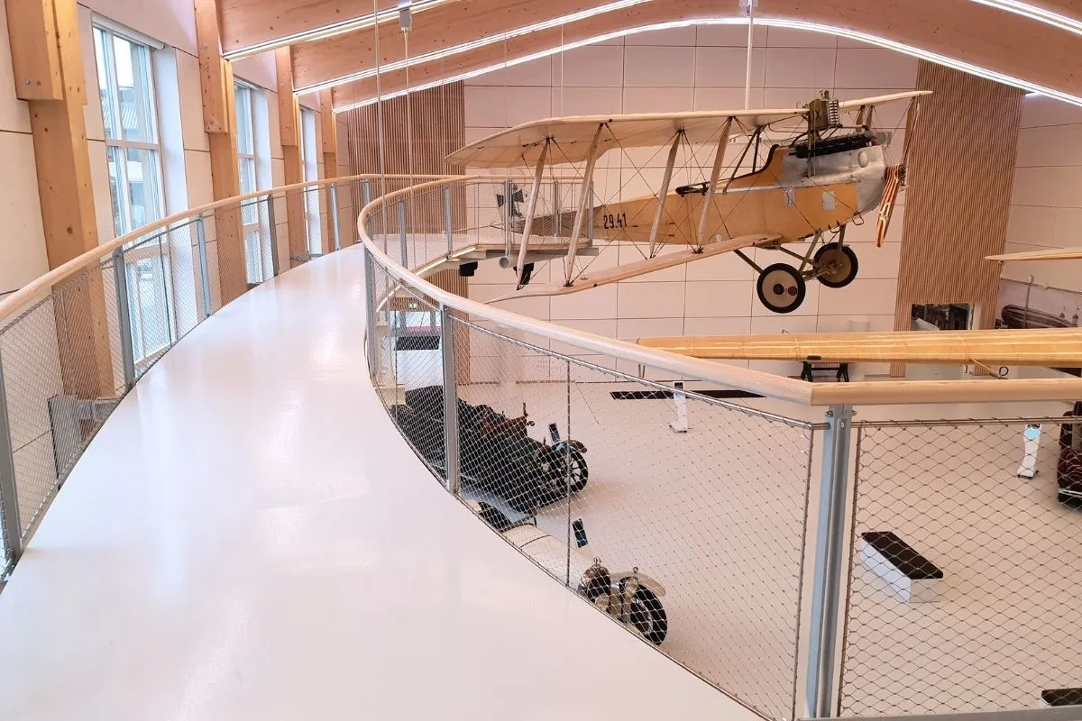 Im eleganten Bodenaufbau der neuen Ausstellungsfläche steckt viel technisches Know-how der MC.