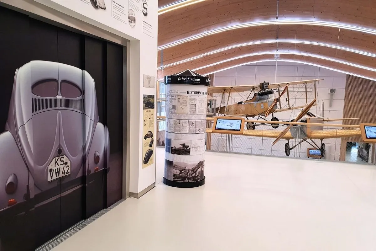 Auf rund 4500 m² werden Automobile und Flugzeuge präsentiert, an deren Entwicklung Ferdinand Porsche maßgeblich beteiligt war.