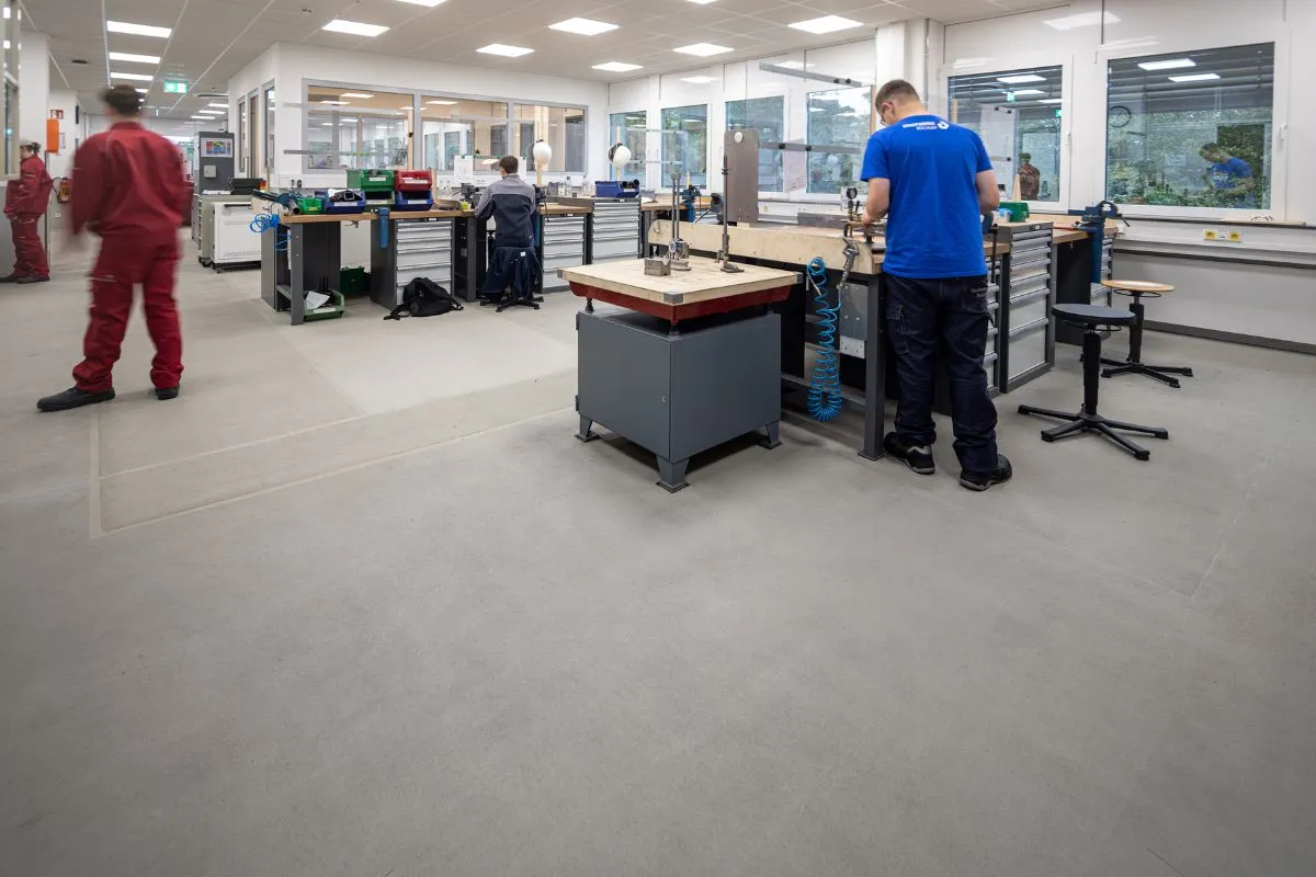 Auszubildende arbeiten im Werkraum