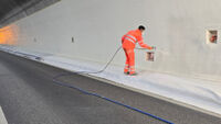 Verarbeiter appliziert im Airless-Spritzverfahren