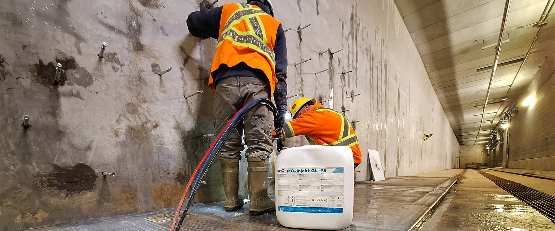 Die Verarbeiter injizieren in der U-Bahn-Station.