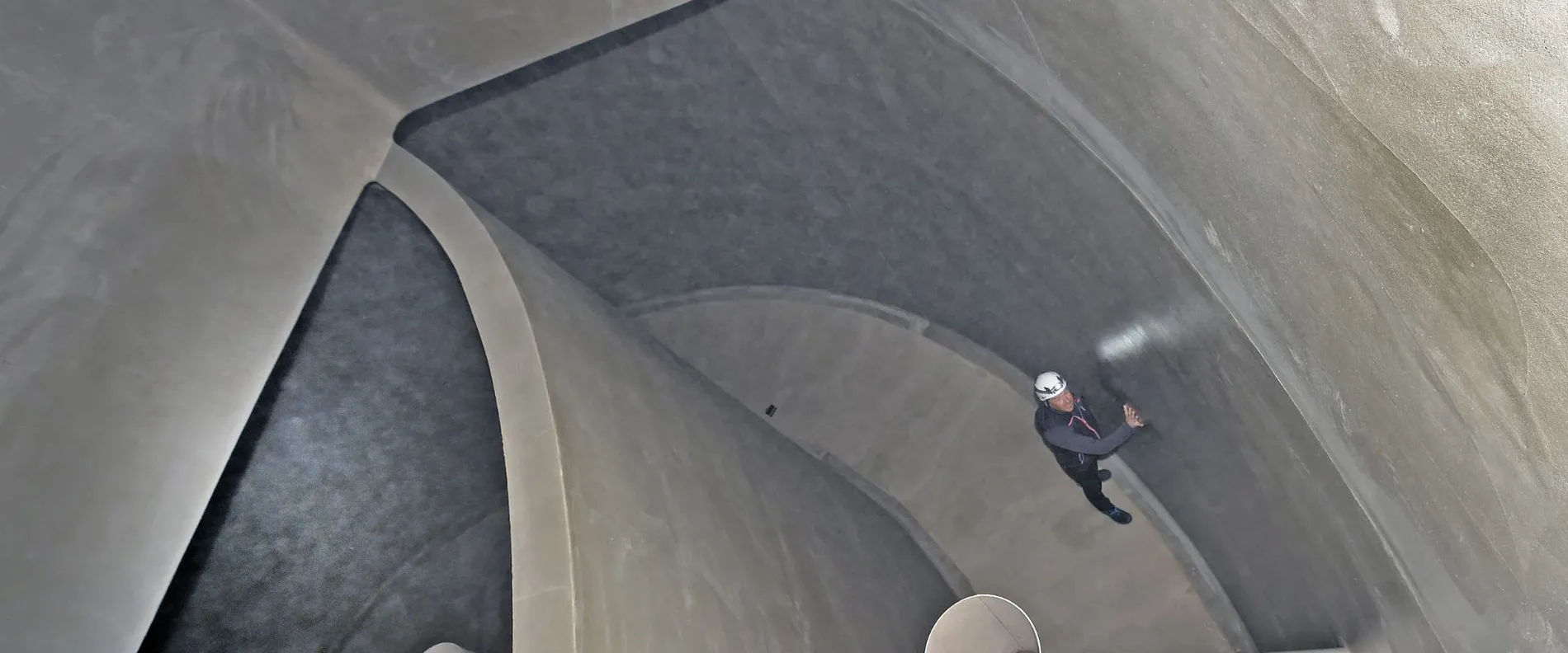 Der Größenvergleich mit einer Person macht die Dimensionen des Behälters deutlich.