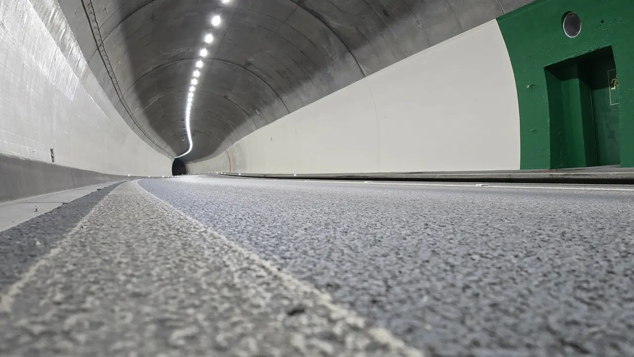 Blick von Bodenhöhe auf den neu beschichteten Tunnel Wihalden